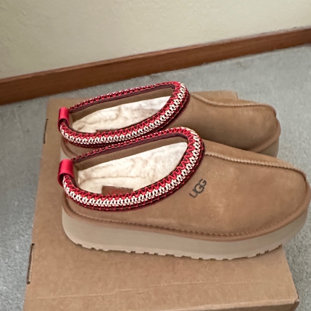 women UGG Tazz Brown Suede Slip-Ons with Red Trim sz 8 - Picture 2 of 7